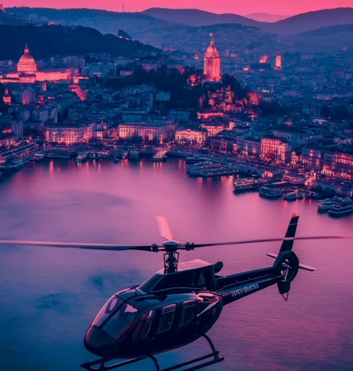 Elicottero in volo sull’acqua al crepuscolo