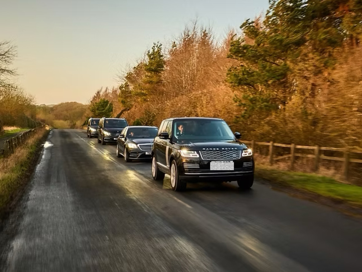 Convoglio di SUV su una strada di campagna