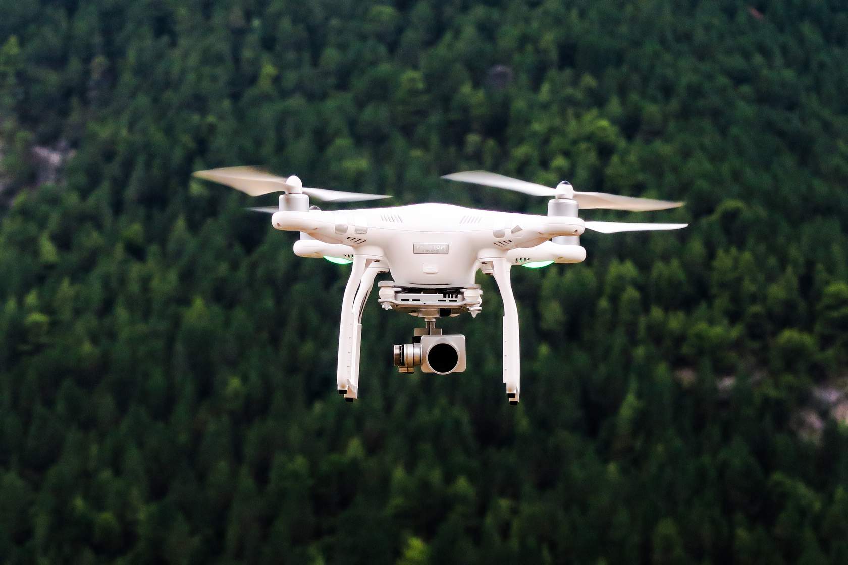 Drone in volo sopra una foresta