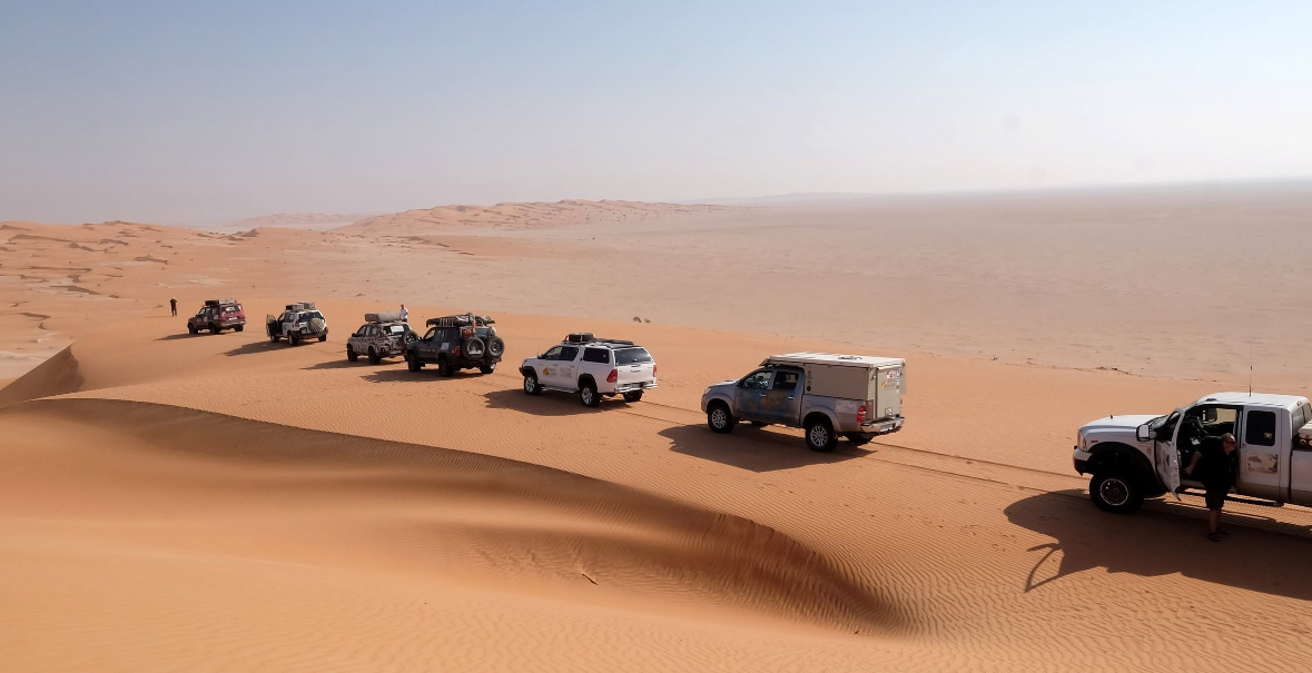Convoglio di veicoli nel deserto
