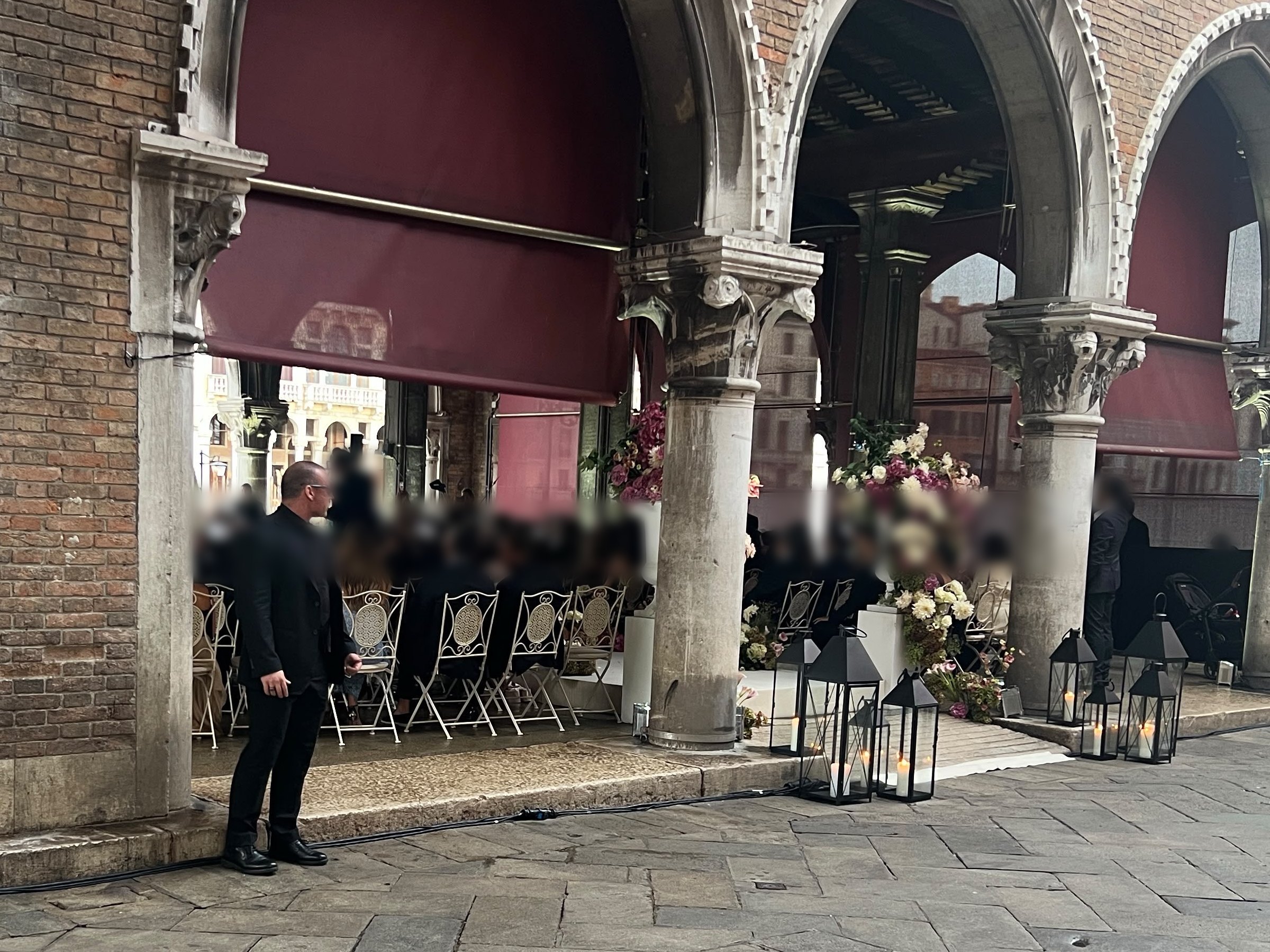 Operatore in presidio durante una cerimonia sotto un portico veneziano