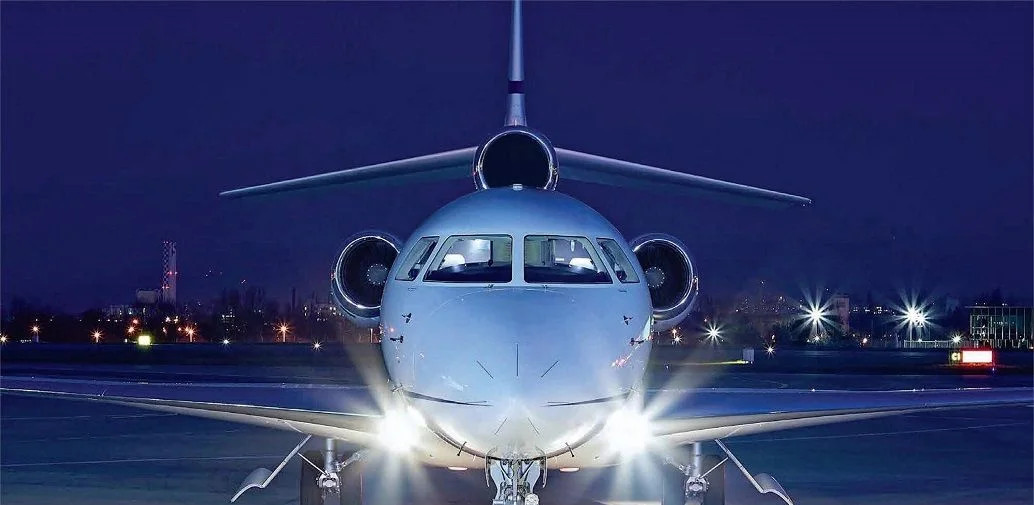 Jet privato in pista di notte