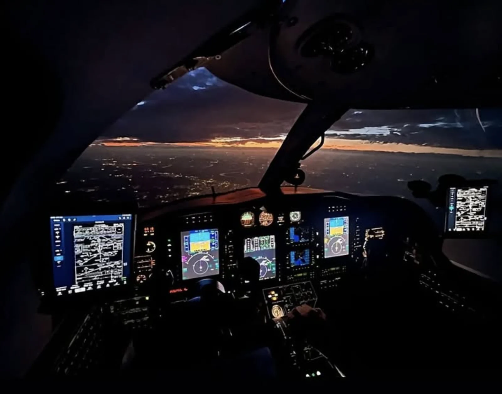 Cabina di pilotaggio di un jet privato in volo di notte