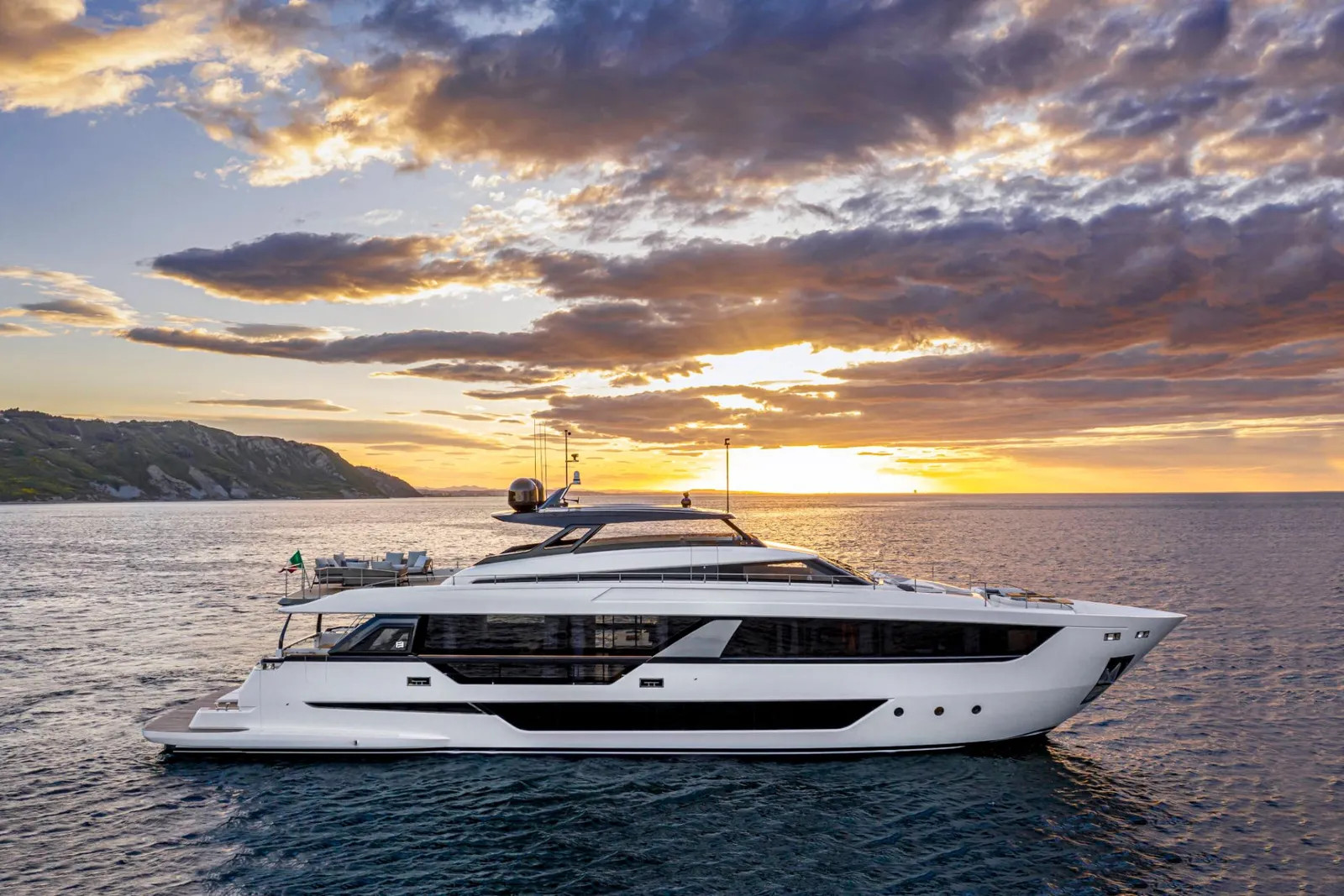Yacht in navigazione al tramonto
