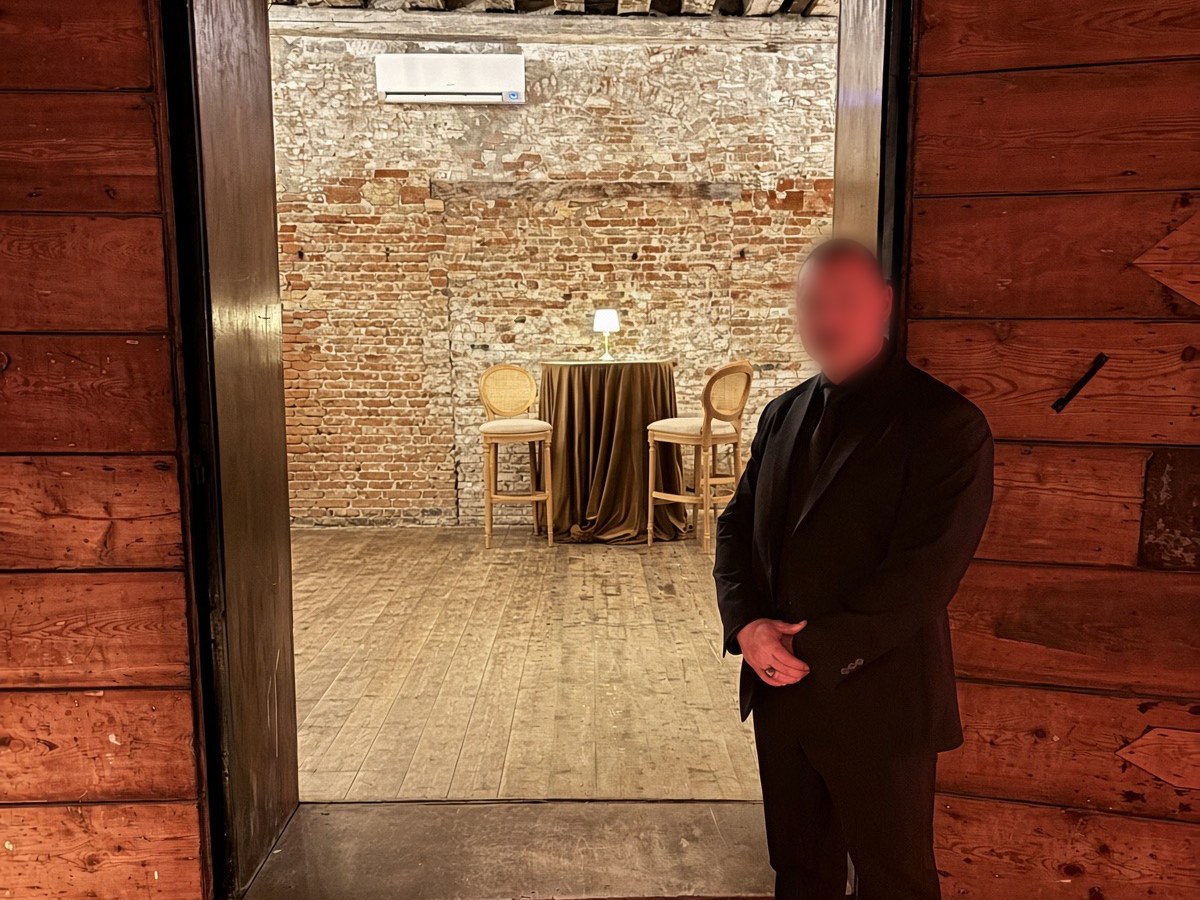 Operatore all’ingresso di una sala riservata